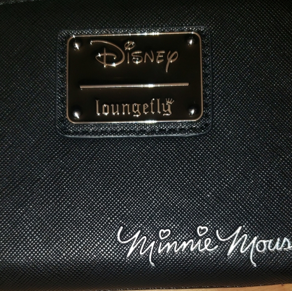 LOUNGEFLY MINNIE MOUSE ZIP AROUND WALLET NWT. - Picture 5 of 10